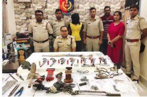 चार देसी पिस्टल, एक राइफल, 312 गोलियों के साथ एक गिरफ्तार