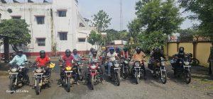 हेलमेट खरीदने के बाद पुलिस ने 20 बाइकसवारों को छोड़ा