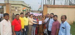 Giridih News :लो वोल्टेज की समस्या से जूझ रहे तीन पंचायतों के मुखिया ने दिया धरना