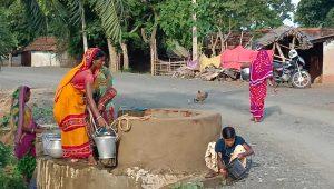 कामारटोला के लोग कुएं का पानी पीने को मजबूर
