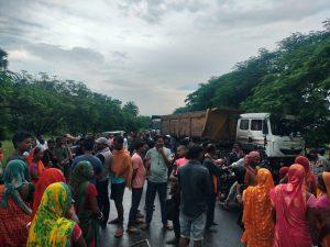ट्रेलर के धक्के से अधेड़ की मौत, ग्रामीणों ने किया रोड जाम