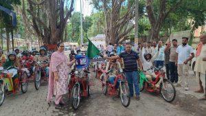 दिव्यांगों को दी गयी बैट्री चालित ट्राइसाइकिल