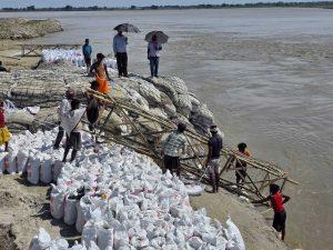 कटाव की जद में समाने को आतुर तेलिहार बांध के समीप कराया जा रहा निरोधात्मक कार्य