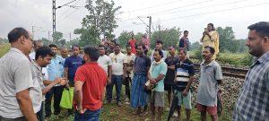 Chaibasa News : रायकापाट में अंडरपास का रास्ता क्षतिग्रस्त ग्रामीणों ने रेलकर्मियों को काम करने से रोका