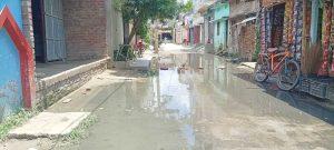 मानसून में दम तोड़ रहा बना पक्का नाला, सड़कों पर बह रहा पानी