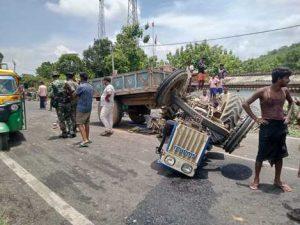 असंतुलित होकर ट्रैक्टर पलटने से छह घायल, दो रेफर