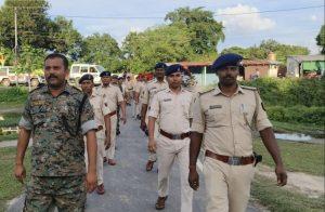 पोठिया बाजार में निकला फ्लैग मार्च