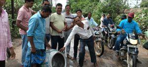 धान रोप कर व मछली छोड़कर जर्जर सड़क पर विरोध प्रदर्शन