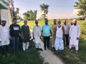 पक्की सड़क नहीं होने पर जतायी नाराजगी