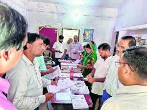 Gopalganj News  : बरौली व मांझा पहुंचे डीएम, मतदाता सूची पुनरीक्षण कार्यों की समीक्षा की