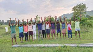 खेतों में बिजली पोल नहीं गाड़ने से कृषक आक्रोशित, किया प्रदर्शन