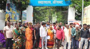 तोड़ें&#8230;.पूर्व मुखिया के खिलाफ ग्रामीणों ने समाहरणालय का किया घेराव