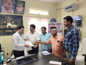 Motihari: भू-जल की समस्या को ले चैम्बर के सदस्यों ने दिया ज्ञापन