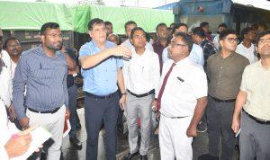 Bokaro News : वेटिंग रूम में पानी टपकता देख भड़के डीआरएम