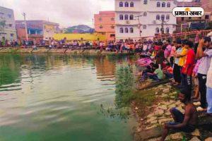 Ranchi News: छोटा तालाब में डूबा युवक, खोजबीन के लिए NDRF टीम बुलाने की मांग, लोगों ने किया सड़क जाम