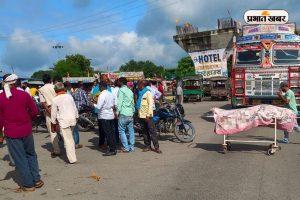 सड़क दुर्घटना में पिता-पुत्र की मौत, चौपारण-चतरा रोड जाम