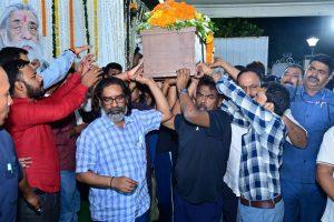 एक दूसरे को संभालते दिखे CM हेमंत और बसंत सोरेन, गूंजा शिबू सोरेन अमर रहे का नारा