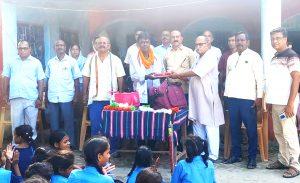 सेवानिवृत्त हुए शिक्षक, तो रोने लगे छात्र और छात्राएं