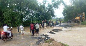 गंगटी नदी में आयी उफान के बाद डायवर्सन पर चढा पानी