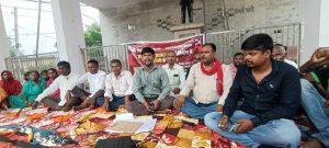 ठाढ़ी पंचायत सरकार भवन के निर्माण को लेकर भाकपा माले सदस्यों ने दिया धरना