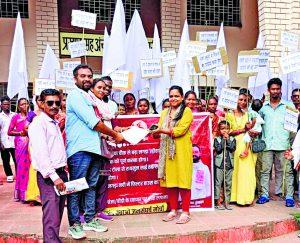 Chaibasa News : अधूरी सड़क व नशापान के खिलाफ ब्लॉक ऑफिस पर ग्रामीणों का प्रदर्शन