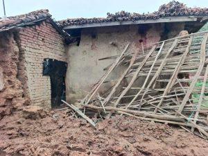 सारठ: बारिश में ढहा घर, मलबे में दबकर घरेलू सामान बर्बाद