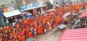 महादेवपुर घाट से जल भरने को 108 फीट का कांवर लेकर कांवरिया रवाना
