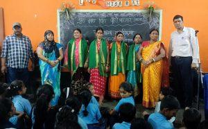 मानदेय बढ़ने पर विद्यालय परिवार ने रसोइया को किया सम्मानित
