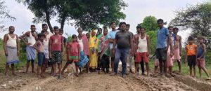 चनियाजोरी के जर्जर सड़क पर चलना हुआ दूभर, ग्रामीणों ने की सड़क बनाने की मांग