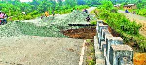 Chaibasa News : बाइक व कार के लायक मरम्मत कर चुप हो गया विभाग, आक्रोश