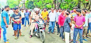 Dhanbad News : फुटपाथ दुकान लगाने से रोकने पर पुलिस लाइन में सिटी हॉक्स पुलिस से उलझे दुकानदार, किया विरोध प्रदर्शन