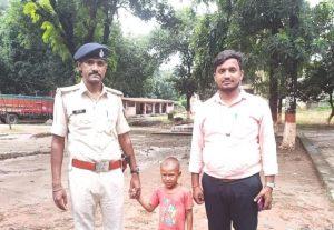 भटके बालक को पुलिस ने चाइल्ड लाइन को सौंपा