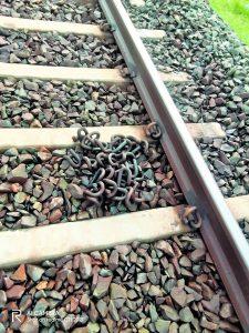 Chaibasa News : अपराधियों ने दो किमी रेल ट्रैक के पेंड्रोल क्लिप खोले, ट्रेनें प्रभावित