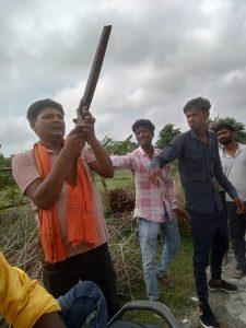 सोशल मीडिया पर हथियार लहराना पड़ा महंगा, दो गिरफ्तार