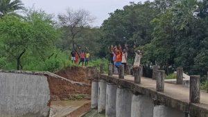 बीस वर्ष पूर्व बनी बड़ी बांध का पुलिया हुआ ध्वस्त: किसानों की बढ़ी परेशानी