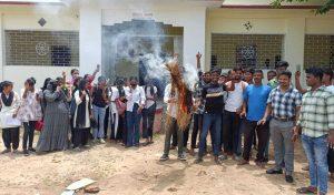 छात्र राजद ने गलत परीक्षा परिणाम के विरोध में कुलपति का किया पुतला दहन
