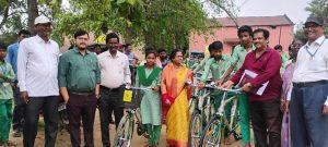 कुंडहित में 300 छात्र-छात्राओं के बीच साइकिल वितरित