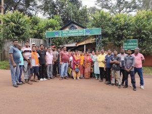 Chaibasa News : ठेका मजदूरों ने समस्याओं के समाधान की मांग पर किया प्रदर्शन