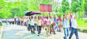 HEC News : मांदर, ढोल और तीर-धनुष के साथ पहुंचे सप्लाई कर्मी, एचइसी निदेशकों का आवास घेरा