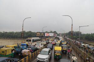 Jamshedpur news. मानगो पुल पर दिन भर रेंगते रहे वाहन