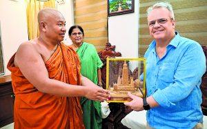 Gaya News : यूनेस्को के डायरेक्टर ने महाबोधि मंदिर में की पूजा