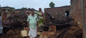 Giridih News :बारिश में मजदूर का घर ध्वस्त, परिवार हुआ बेघर