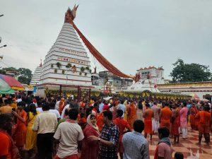सावन पूर्णिमा को 75 हजार कांवरियों ने की स्पर्श पूजा