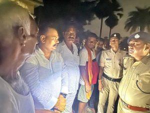 Saran News : युवक ने सरेराह आठ लोगों को मारा चाकू, गुस्साये ग्रामीणों ने कर दी पिटाई, हुई मौत