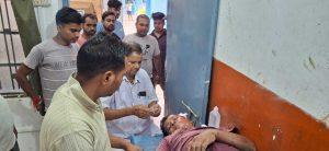 कार के धक्के से बाइक व साइकिल सवार जख्मी