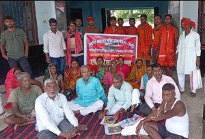 चौरा हॉल्ट पर ट्रेन ठहराव को लेकर दिया धरना