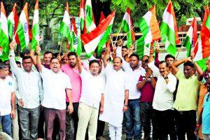 Jamshedpur News : रघुवर दास ने भाजपा कार्यकर्ताओं को भेंट किया तिरंगा