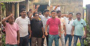 ऊर्जा मित्रों ने पीएफ व इएसआइसी  की मांग को लेकर किया प्रदर्शन