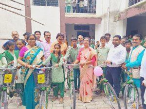 छात्र-छात्राओं को दी जा रही साइकिल उनके सुखद भविष्य के लिए उन्नति का पहिया : डॉ लुईस