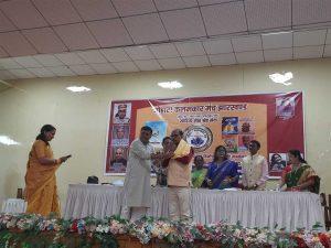 ‘बेटा-बेटी दुइयो समान’ गाने वाले अलबेला धनबाद में सम्मानित